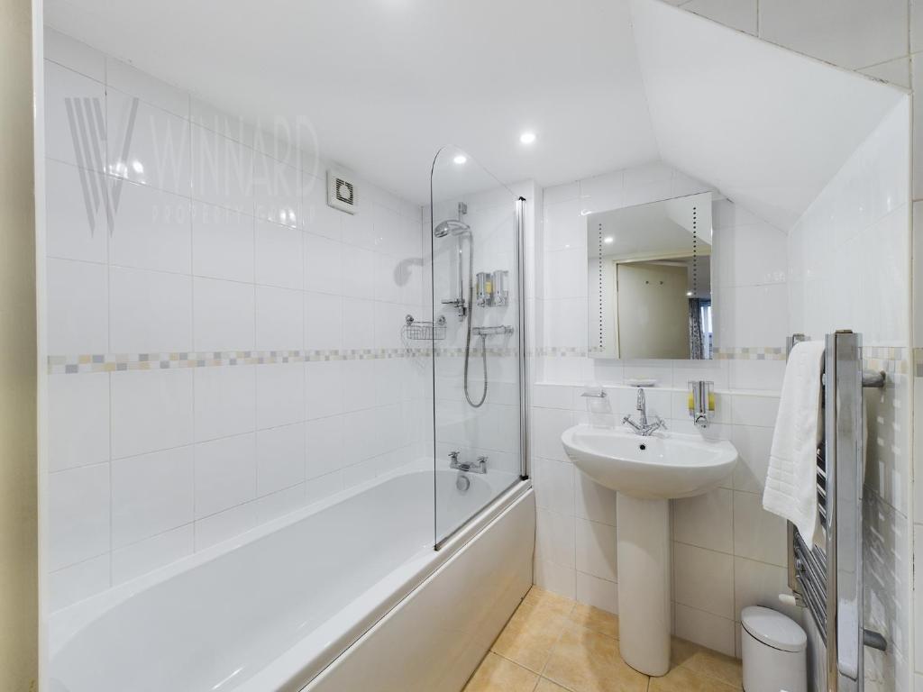Ванная комната в The Beach House, Luxury Apartments