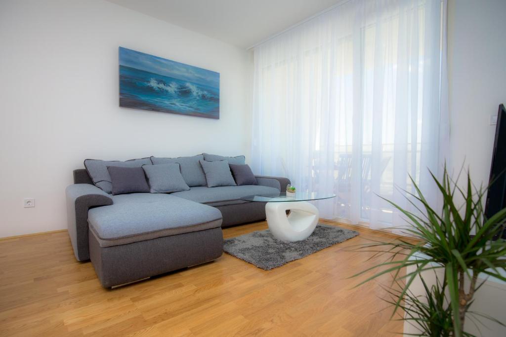 ein Wohnzimmer mit einem Sofa und einem Tisch in der Unterkunft Vanilla apartment in Šibenik
