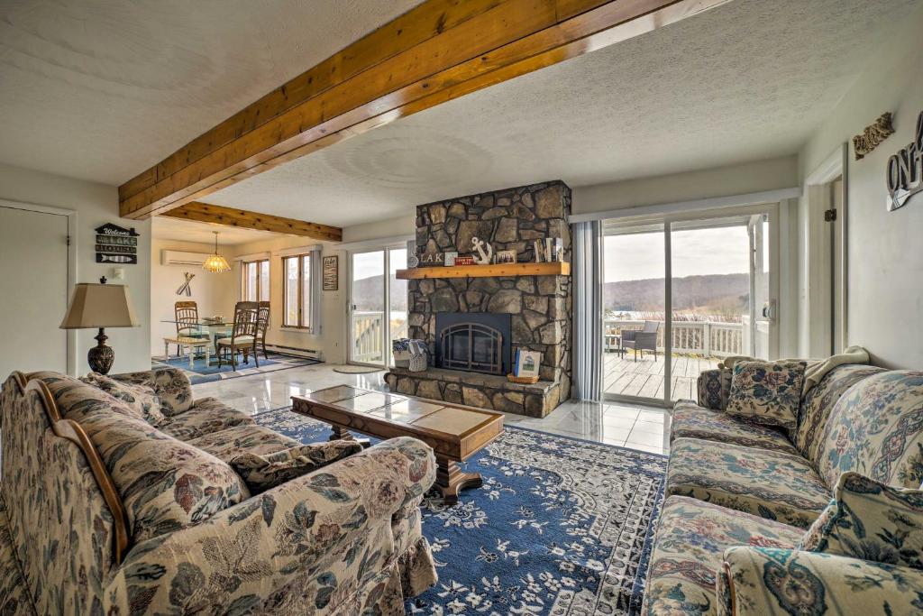 ein Wohnzimmer mit einem Sofa und einem Kamin in der Unterkunft Alpine Lake Resort Home Stunning Lake Views! in Terra Alta