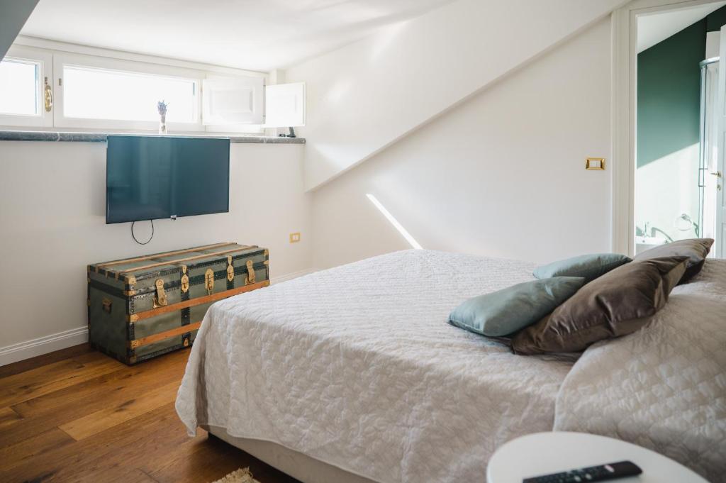 um quarto com uma cama e uma televisão de ecrã plano em VillaOmbrosa em Lauria Inferiore