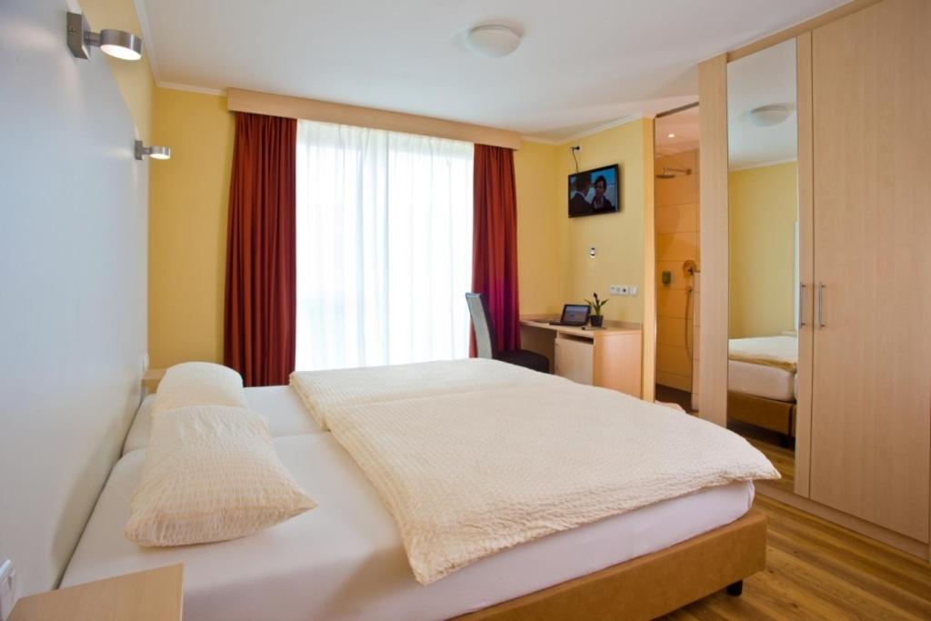 Postel nebo postele na pokoji v ubytování Rotenberg PT Hotel