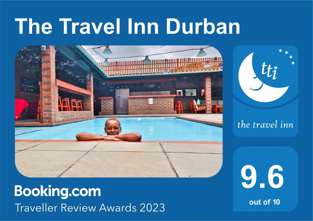 une femme qui se couche dans une piscine dans l'établissement The Travel Inn Durban, à Durban