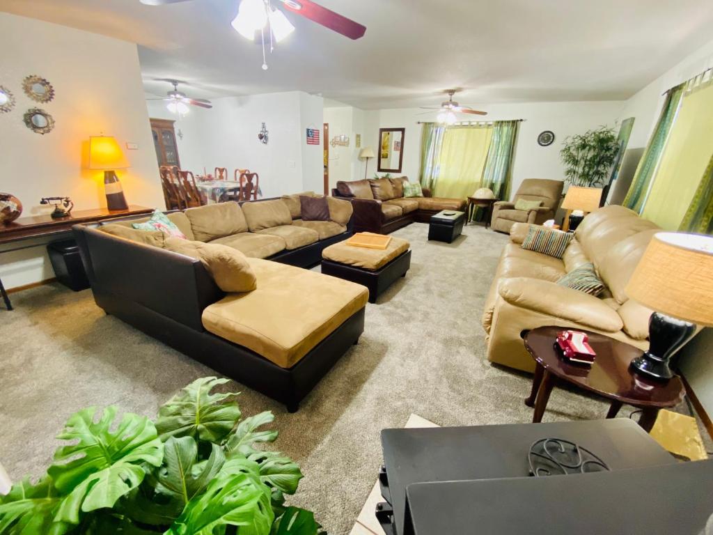 uma grande sala de estar com sofás e uma televisão em Family friendly, 3 bedroom house, with king bed for up to 15 - BBQ - Internet - jet tub em Auburn