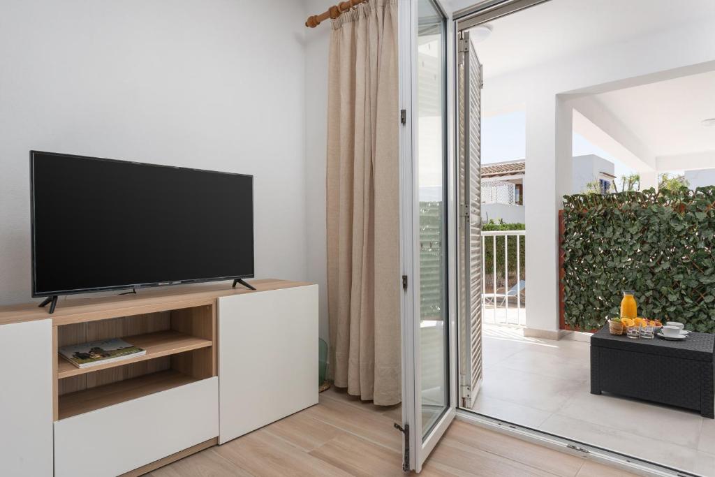 TV a/nebo společenská místnost v ubytování Newly Renovated Apartment Sunset1, Pool, Free Wifi, AC