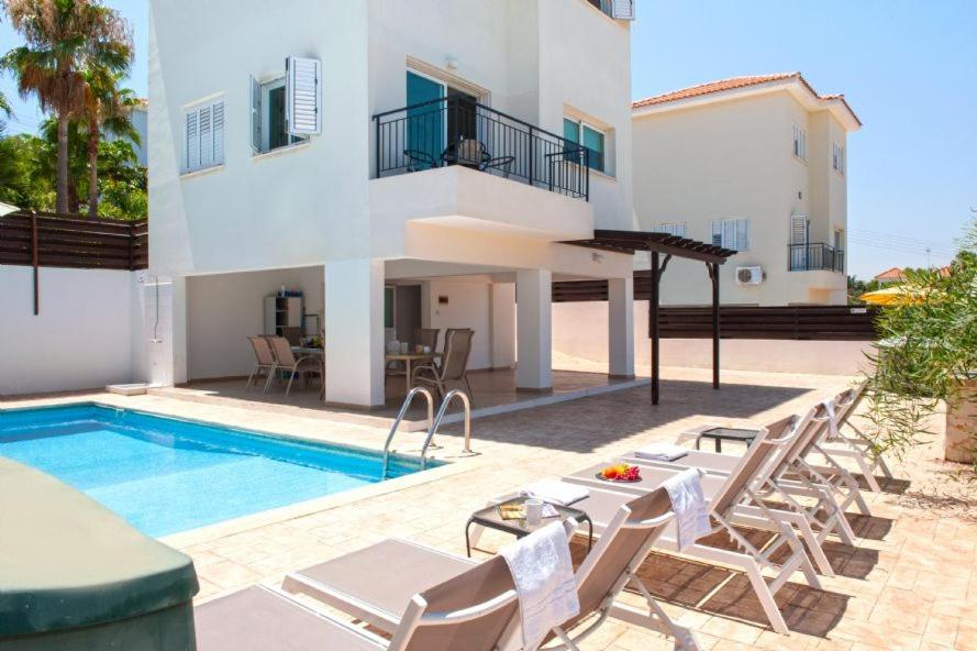 une villa avec une piscine et une maison dans l'établissement Villa Ourania, à Protaras