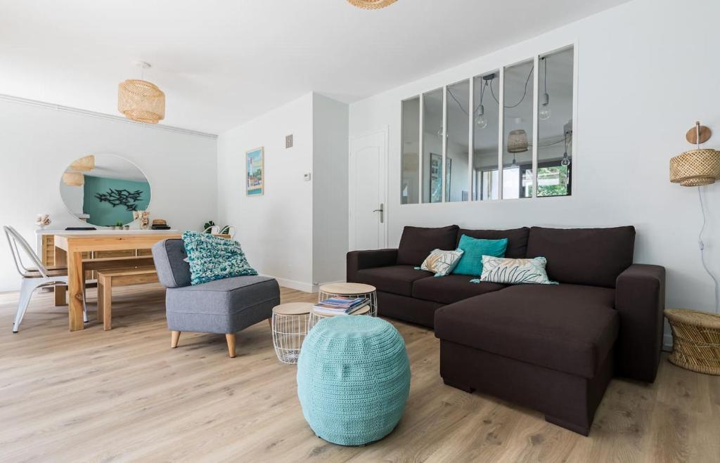 un salon avec un canapé et une table dans l'établissement Villa du Pacific 8pers Lege-cap-ferret, à Lège-Cap-Ferret