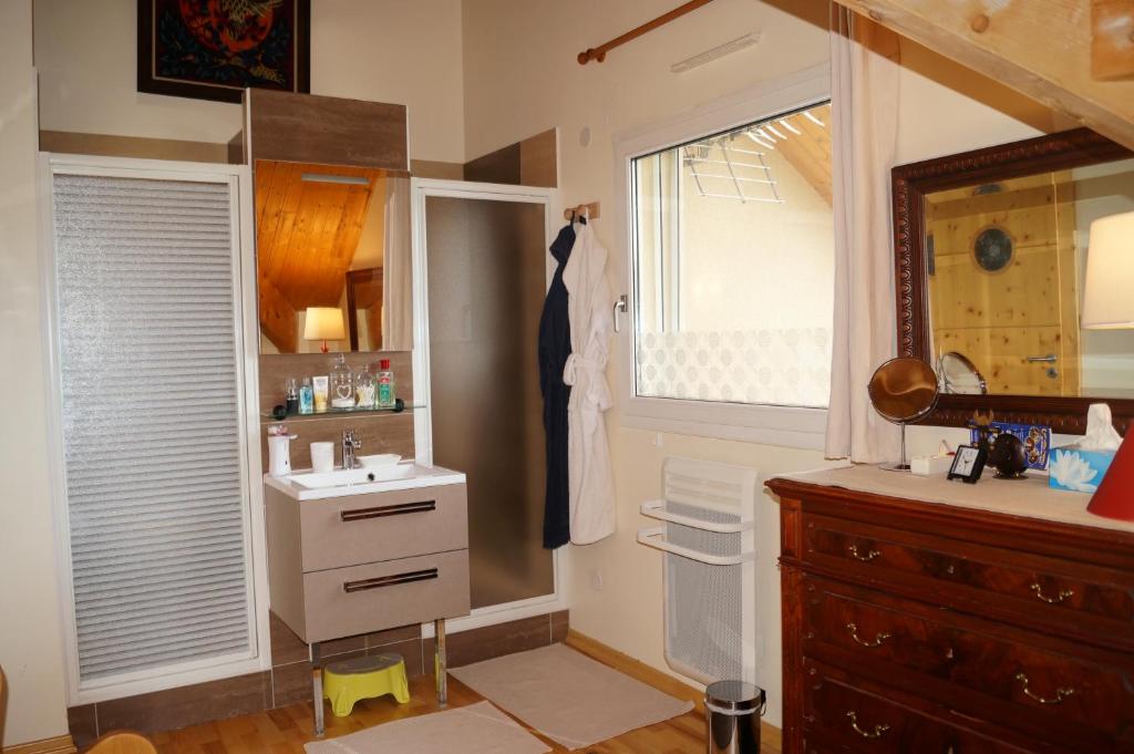 a bathroom with a sink and a mirror at Chambres d'hôtes Au Doubs Murmure in Les Fins