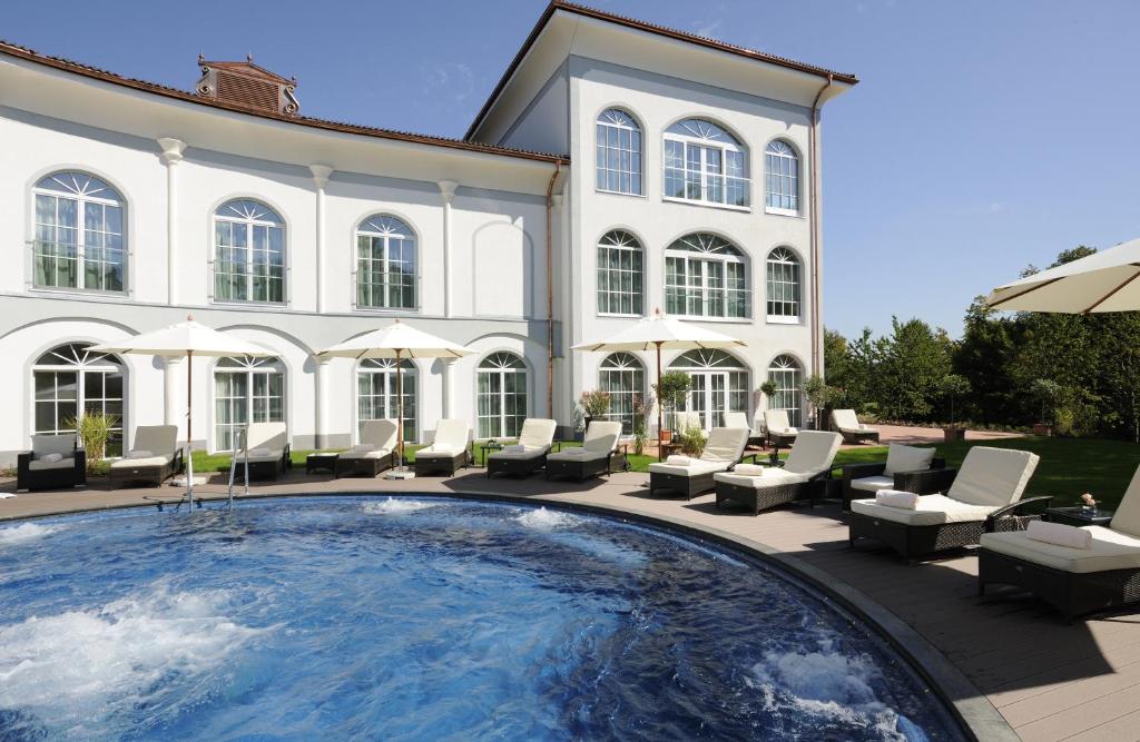 Bazén v ubytování Hotel Gut Ising nebo v jeho okolí