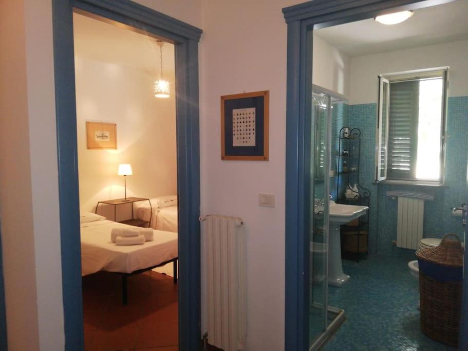 una camera con letto e specchio di Villa del glicine a Muro Leccese