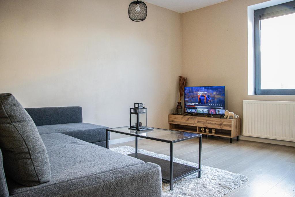 sala de estar con sofá y TV en NSD Home en Amberes