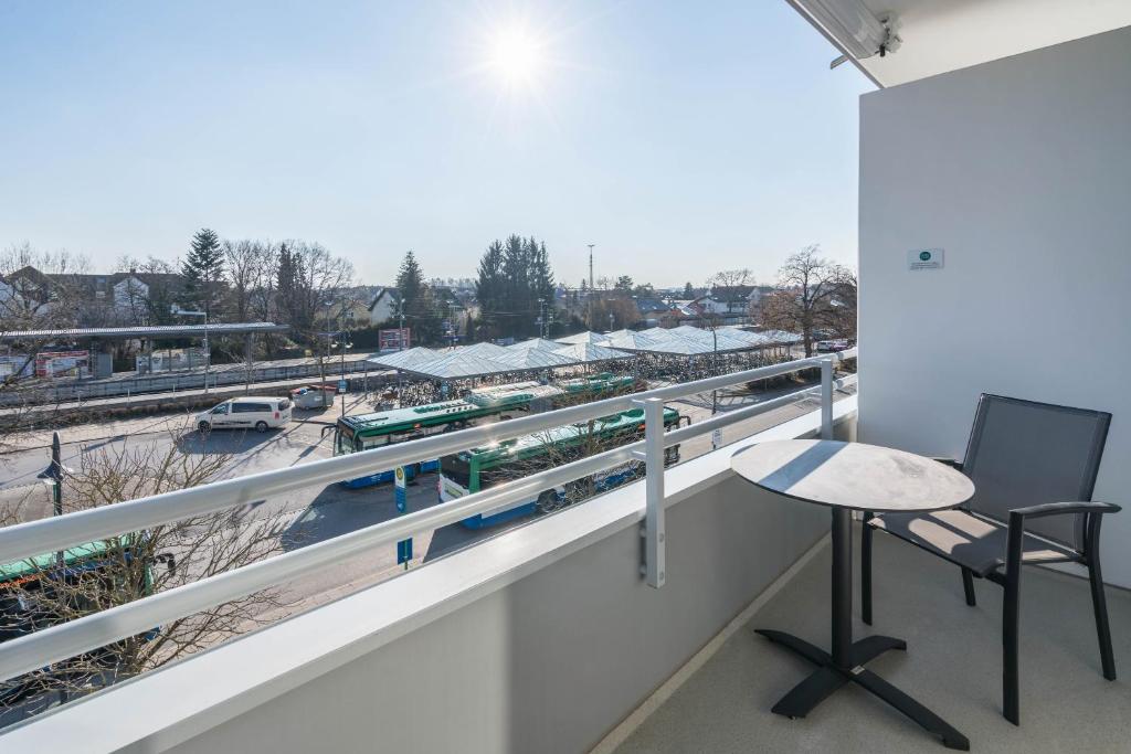 a balcony with a desk and a view of a train station at Huber Living Single 201 in Germering