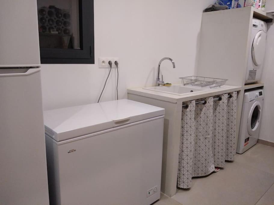 Kuchyňa alebo kuchynka v ubytovaní Loft avec piscine privée en campagne proche Saint Remy de Provence