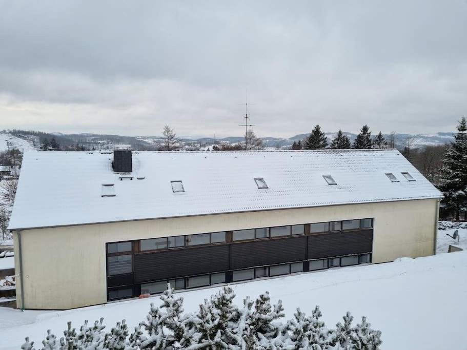 um edifício com um telhado coberto de neve em Appartement Wiesel em Sankt Andreasberg