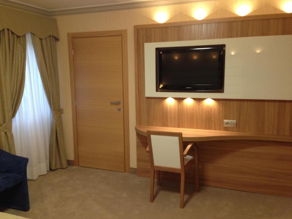 TV a/nebo společenská místnost v ubytování Hotel Vela d'Oro Dependence