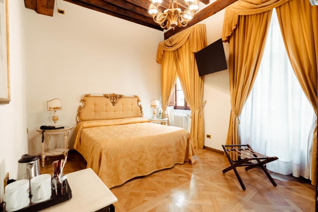 Postel nebo postele na pokoji v ubytování Hotel Palazzo Alexander