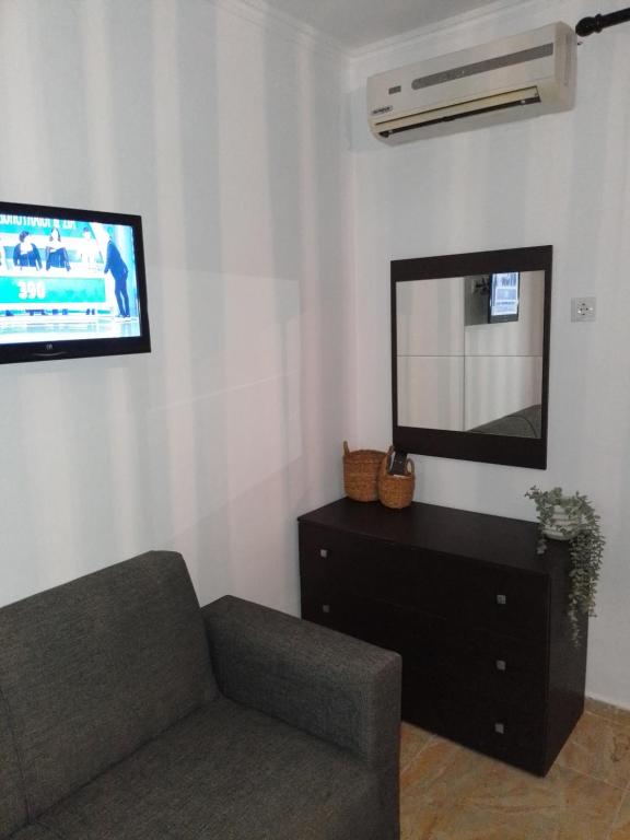 TV a/nebo společenská místnost v ubytování Studios Dimitraki