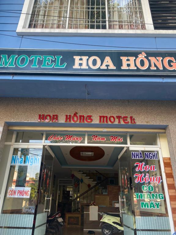 un panneau d'affichage de l'hôtel devant un magasin dans l'établissement Motel Hoa Hồng, à Vung Tau