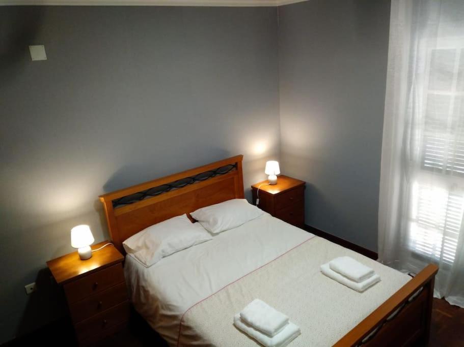 1 dormitorio con 1 cama con 2 toallas en Casa MAR, en Madalena do Mar