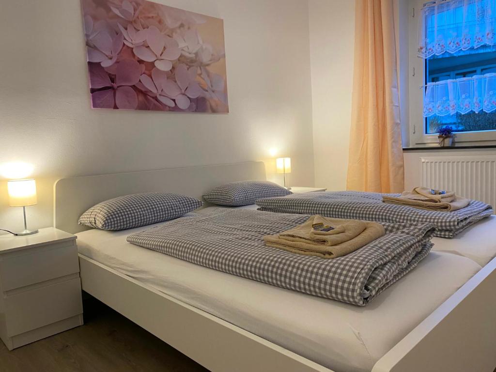 - une chambre avec 2 lits et des serviettes dans l'établissement Ferienwohnung Augsburg 2, à Augsbourg