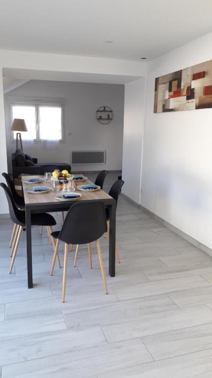 a dining room with a table and chairs at GITE LES 3 EDELWEISS - Maison SEGUITTE - 6 PERSONNES in Arette