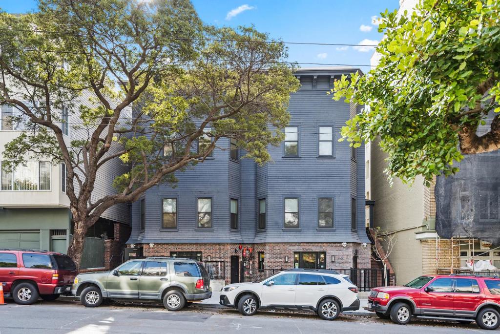 um grupo de carros estacionados em frente a uma casa em Kasa The Addison San Francisco em São Francisco