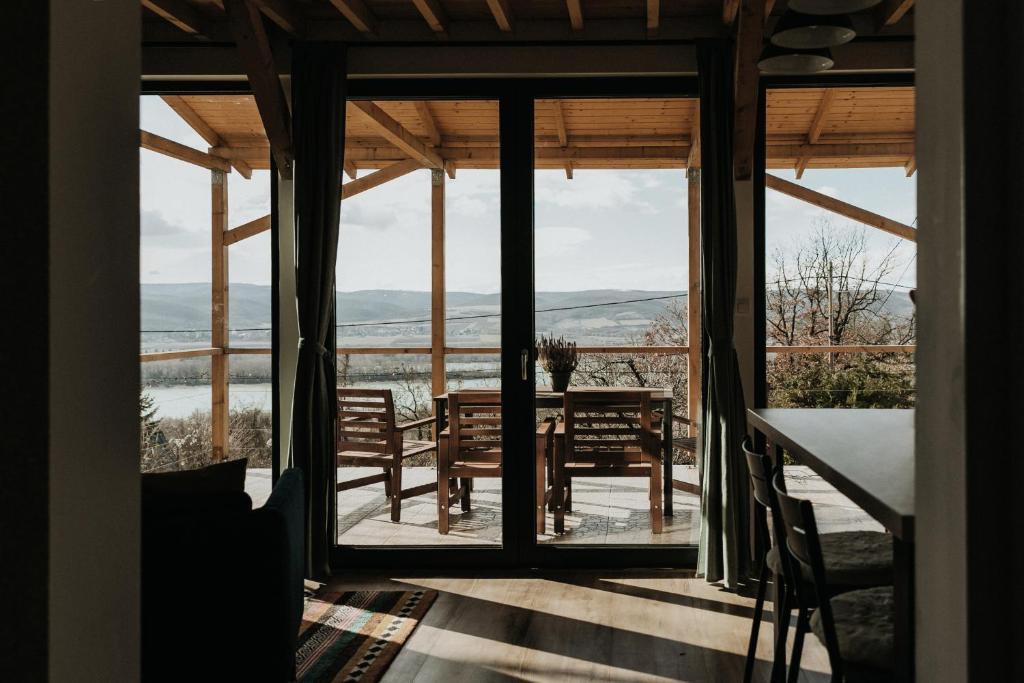 a room with a view of a table and chairs at Hegyi Pihenő in Zebegény