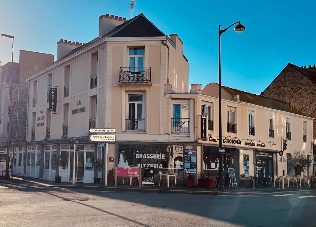 un bâtiment au coin d'une rue dans l'établissement La Rotonde, à Saint-Malo