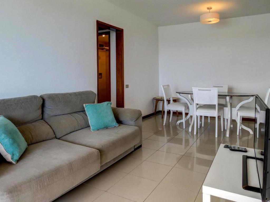 sala de estar con sofá, mesa y sillas en Apart Hotel Barra Leme com Vista Mar Maravillhosa B1-002o, en Río de Janeiro