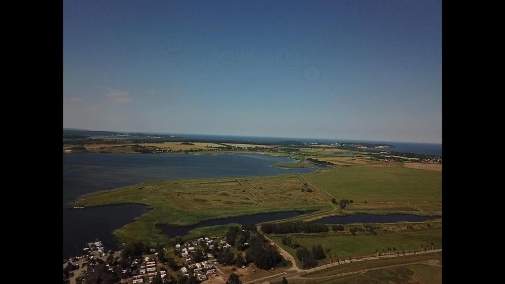 una vista aérea de una pequeña isla en un cuerpo de agua en Familie Fritz, en Gager