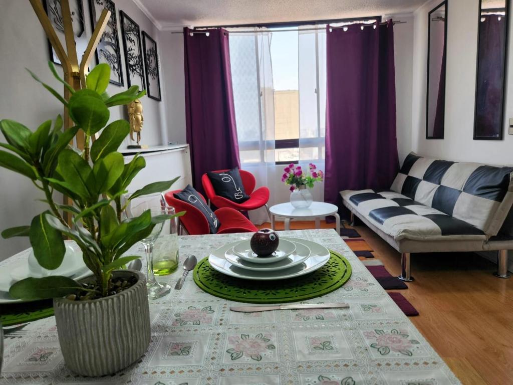 un soggiorno con tavolo e divano di Cómodo departamento en bellas artes con vista privilegiada a Santiago