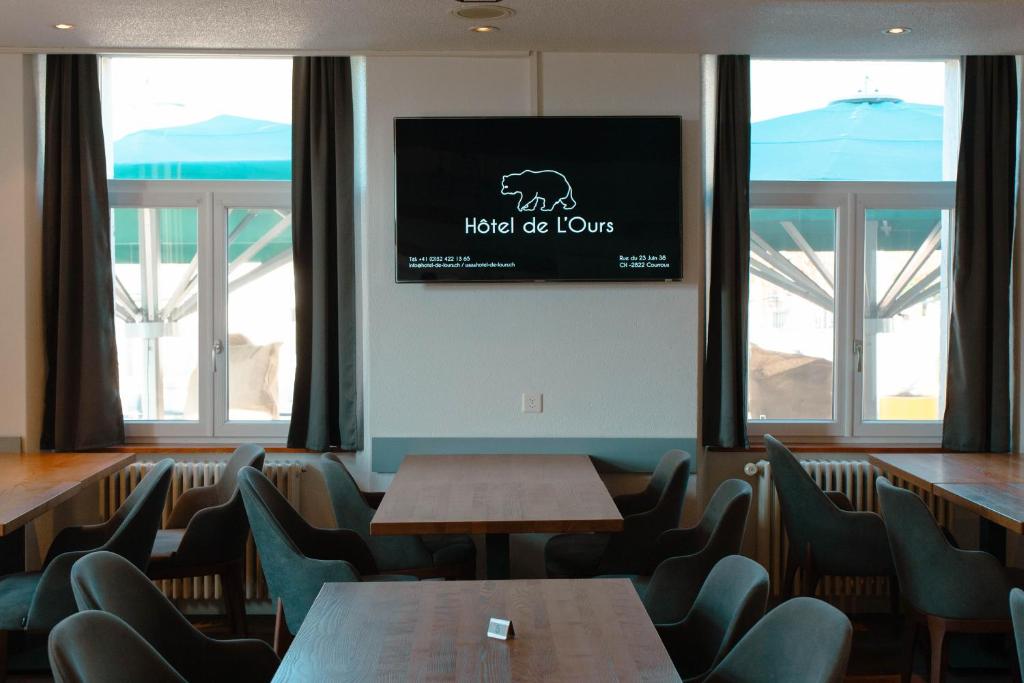 TV a/nebo společenská místnost v ubytování Hôtel de L'Ours