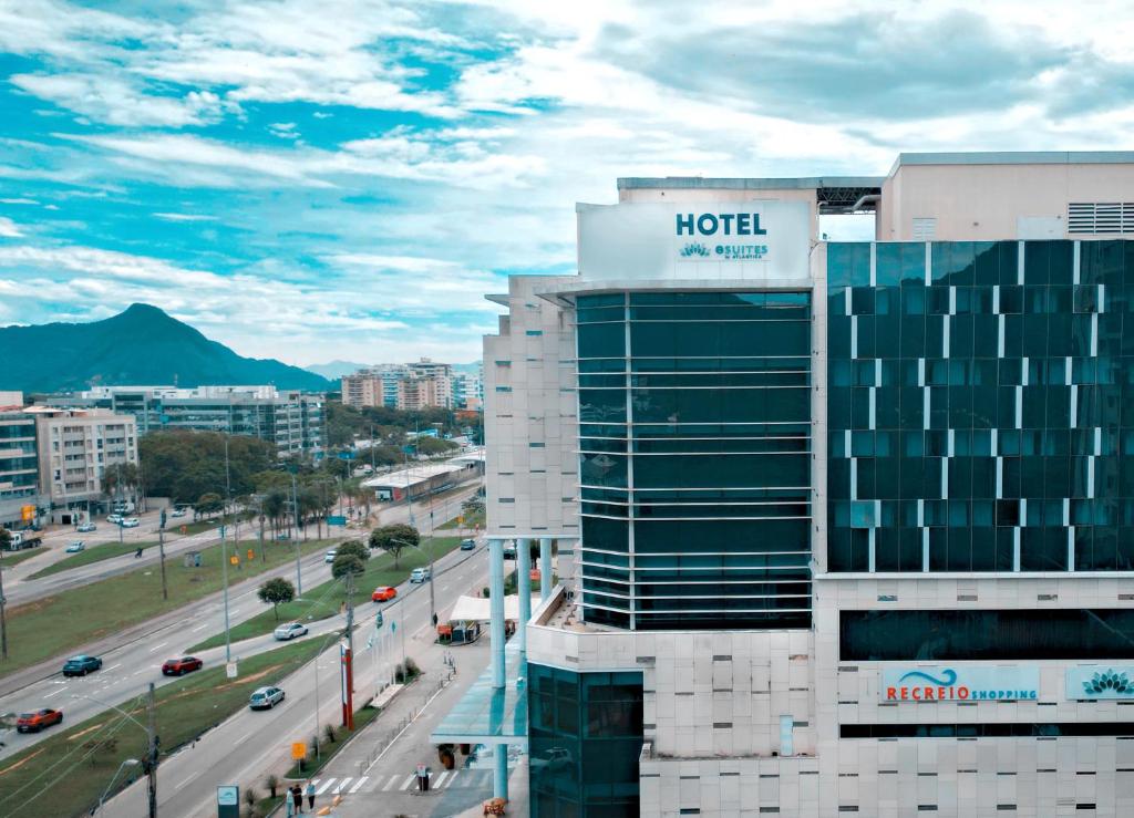 eSuites Hotel Recreio Shopping في ريو دي جانيرو: فندق على لوحة مائية فوق مبنى