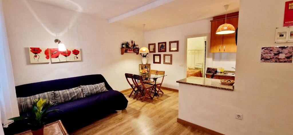 a living room with a couch and a kitchen at Les Flors !2minutos de la playa! in Lloret de Mar