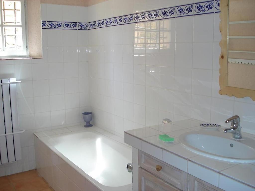 a white bathroom with a tub and a sink at Mas Chamarel à Sanary-sur-Mer au milieu des vignes et oliviers in Sanary-sur-Mer