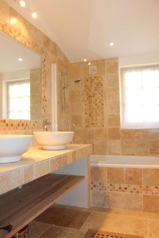 a bathroom with a sink and a mirror and a tub at Mas Chamarel à Sanary-sur-Mer au milieu des vignes et oliviers in Sanary-sur-Mer