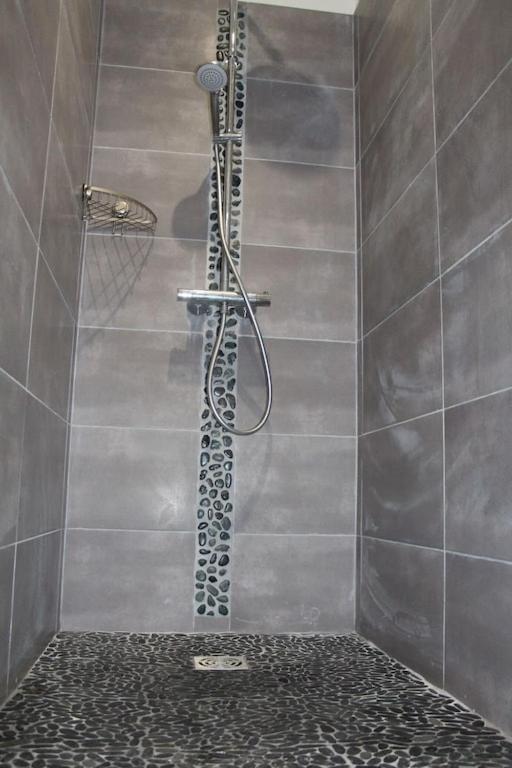 a bathroom with a shower with a shower head at Mas Chamarel à Sanary-sur-Mer au milieu des vignes et oliviers in Sanary-sur-Mer