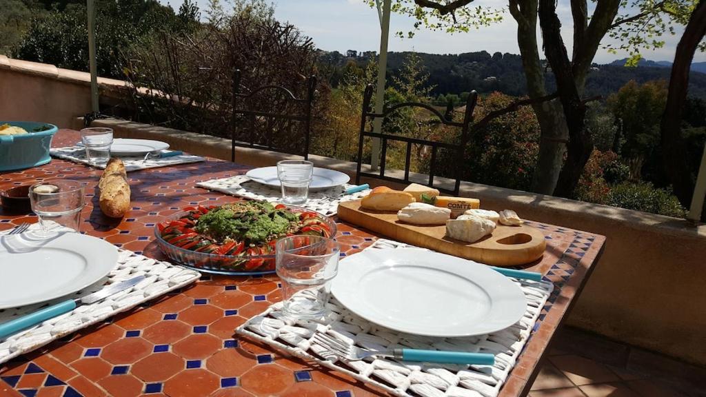 a table with plates of food on a table at Mas Chamarel à Sanary-sur-Mer au milieu des vignes et oliviers in Sanary-sur-Mer
