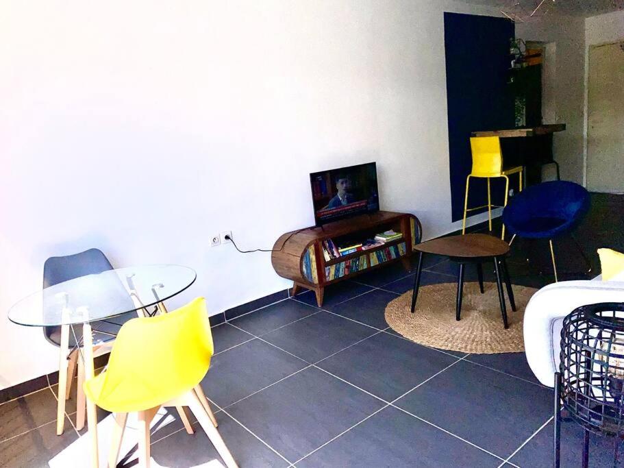 Μια τηλεόραση ή/και κέντρο ψυχαγωγίας στο Appart cosy à Pointe-à-Pitre
