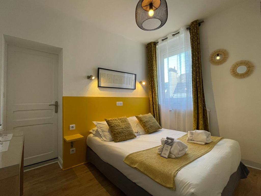 a bedroom with a bed and a window at Hôtel Jules in Le Touquet-Paris-Plage