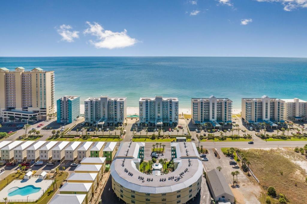 una vista aérea de una ciudad con el océano en Sea Breeze 316 by Vacation Homes Collection en Gulf Shores