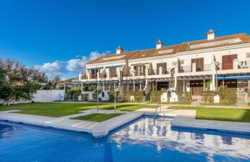 Bazén v ubytování Piso en Fuengirola Castillo Sohail nebo v jeho okolí