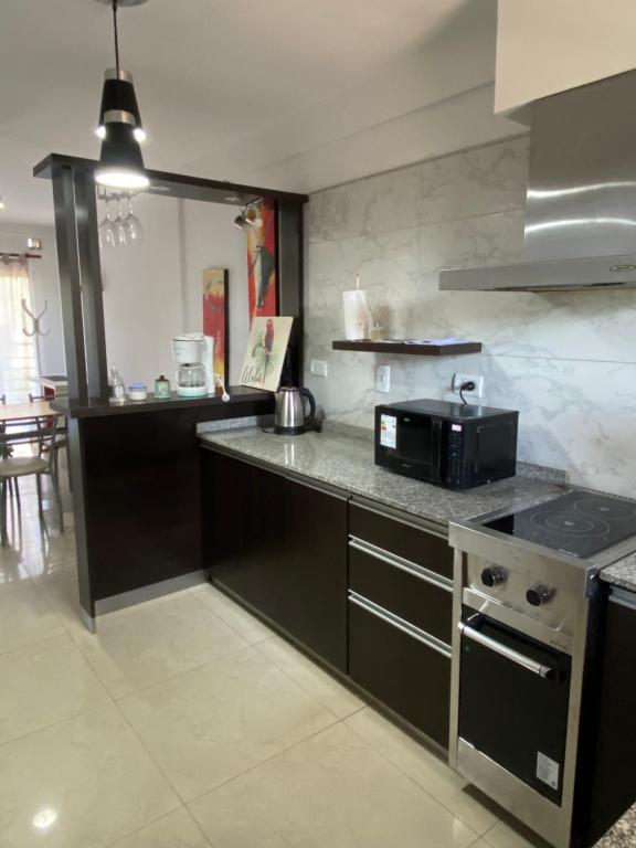Kuchyň nebo kuchyňský kout v ubytování Depto en Monte Grande a 15 minutos del Aeropuerto 4 Zona Residencial