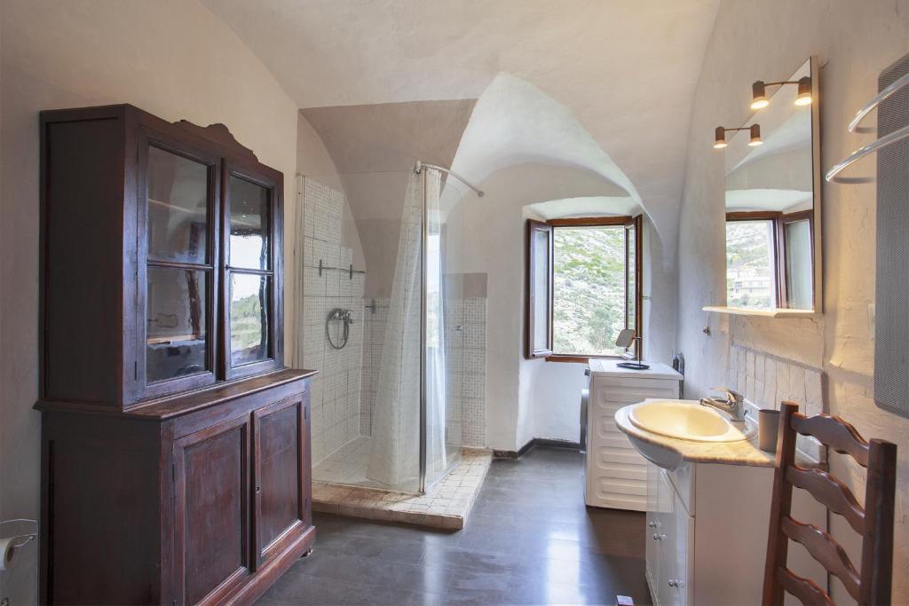 a large bathroom with a sink and a shower at Casuccia in Santo-Pietro-di-Tenda