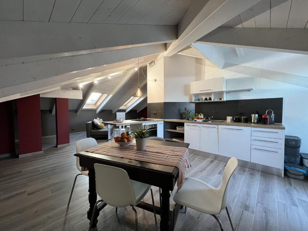 eine Küche und ein Esszimmer mit einem Tisch und Stühlen in der Unterkunft Family Inn in San Maurizio Canavese