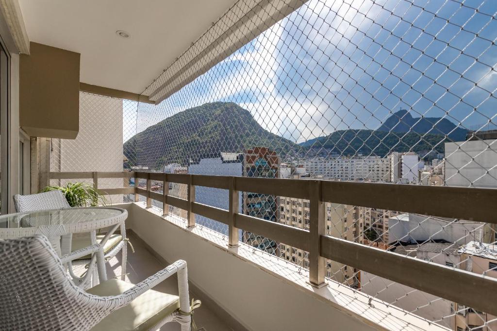 balcón con vistas al océano y a las montañas en Conforto em Copacabana - 1 quarto - BR1307 Z3, en Río de Janeiro
