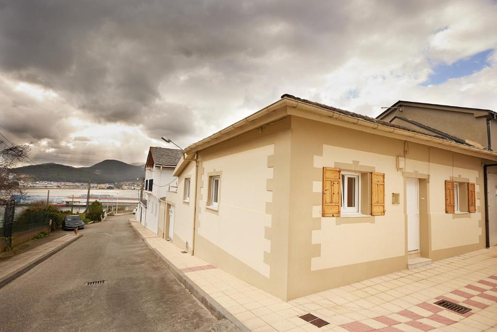 uma pequena casa ao lado de uma rua em Quintana&lev em Viveiro