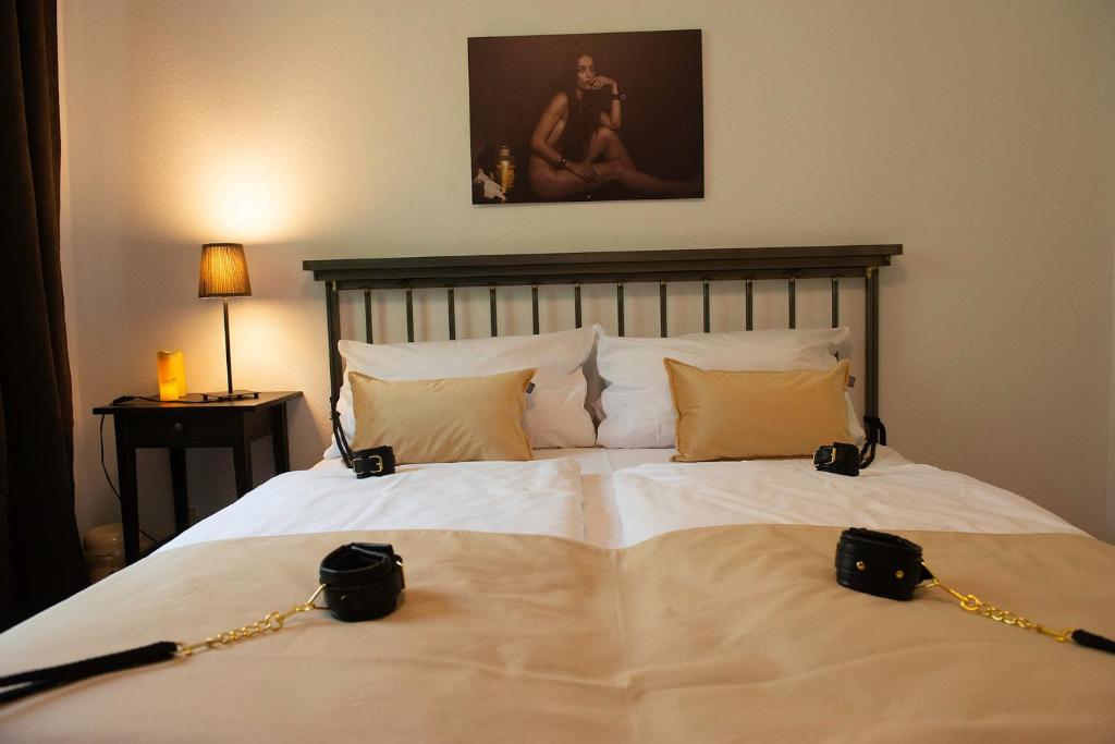 Un dormitorio con una cama grande con cadenas. en EUFORY BDSM-Domizil, en Hamburgo