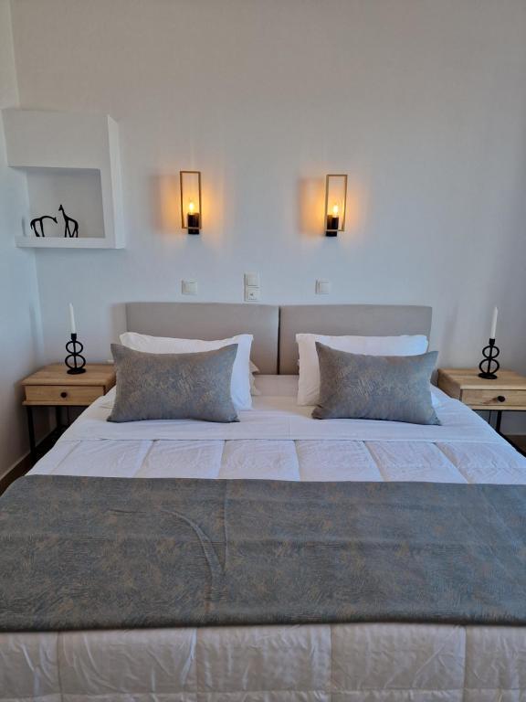 Postel nebo postele na pokoji v ubytování Amerisa Suites & Villa