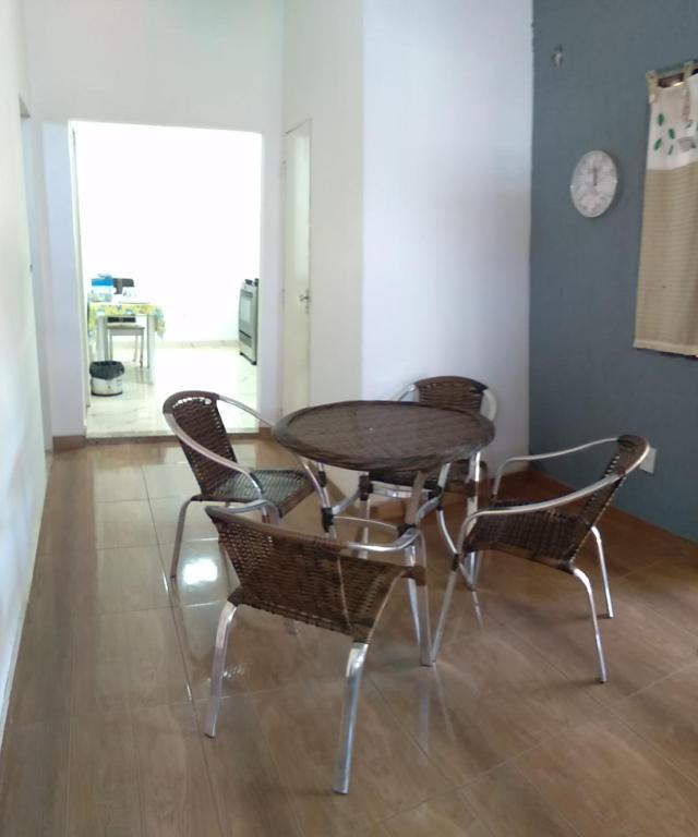 a dining room with a table and chairs at Casa Pé na Areia Monte Alto Arraial do Cabo RJ in Arraial do Cabo