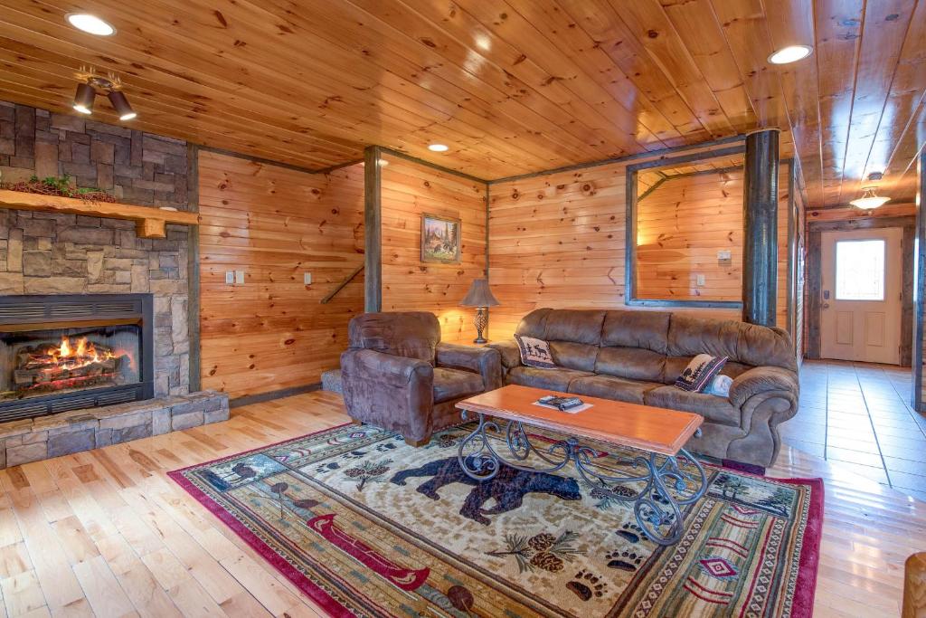 un soggiorno con divano e camino di Standing Bear Lodge, 5 Bedrooms, Sleeps 18, Pool Table, Air Hockey, Hot Tub a Gatlinburg